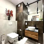 Apartment Madalinskiego 26 - Balcony & Lift - 700m Main Station *