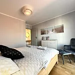 Apartment Madalinskiego 26 - Balcony & Lift - 700m Main Station