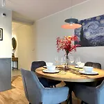 Apartment Madalinskiego 26 - Balcony & Lift - 700m Main Station *