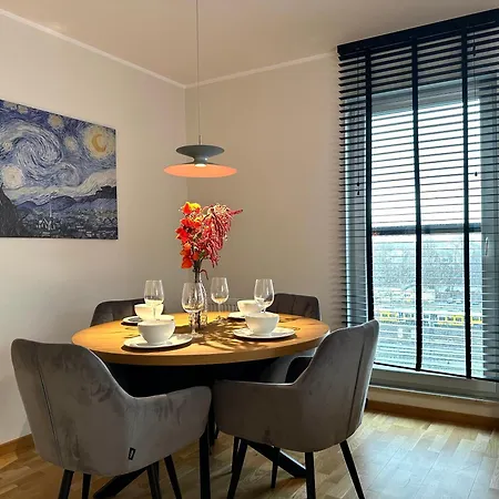 Apartment Madalinskiego 26 - Balcony & Lift - 700m Main Station *