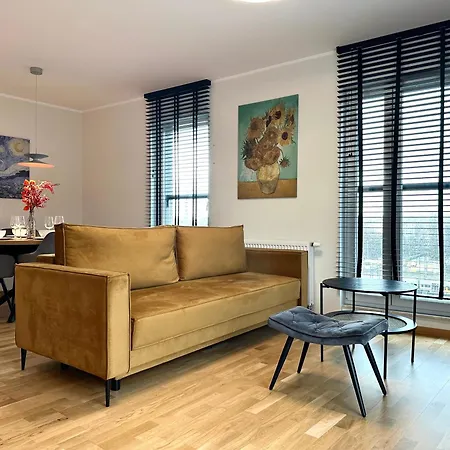 Apartment Madalinskiego 26 - Balcony & Lift - 700m Main Station Wroclaw